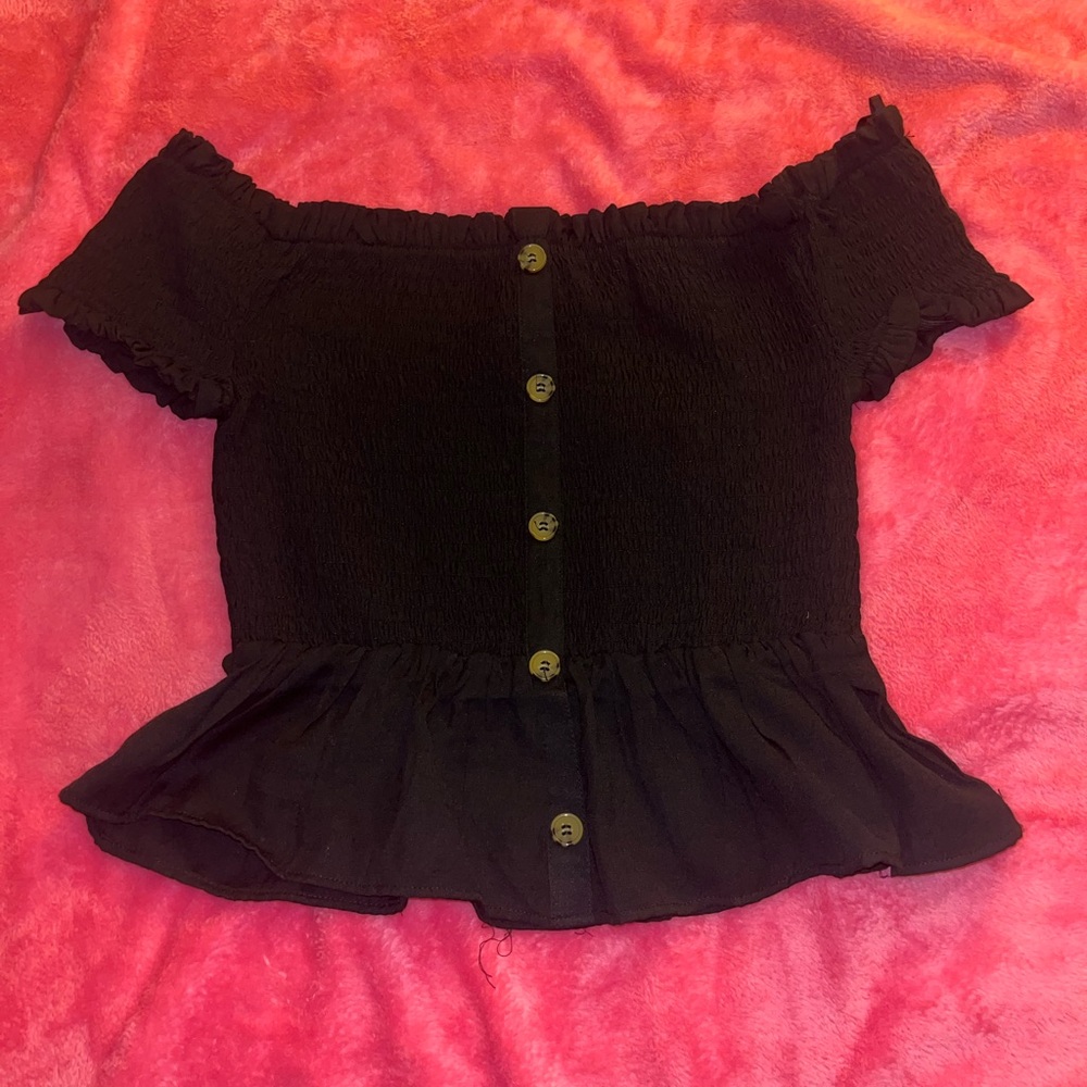 Size medium 
Srutchy off shoulder top with ruffle flare
Non opening buttons